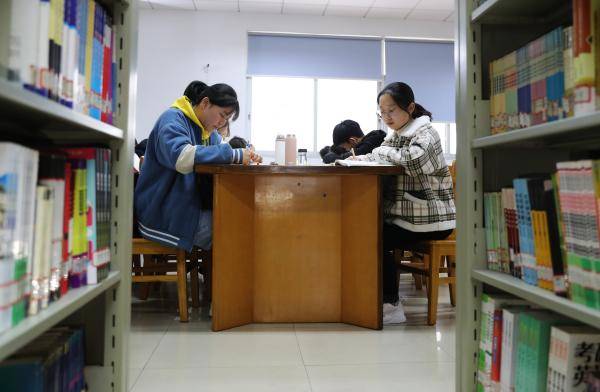 12月17日,在南华大学图书馆内,学生在学习备考.