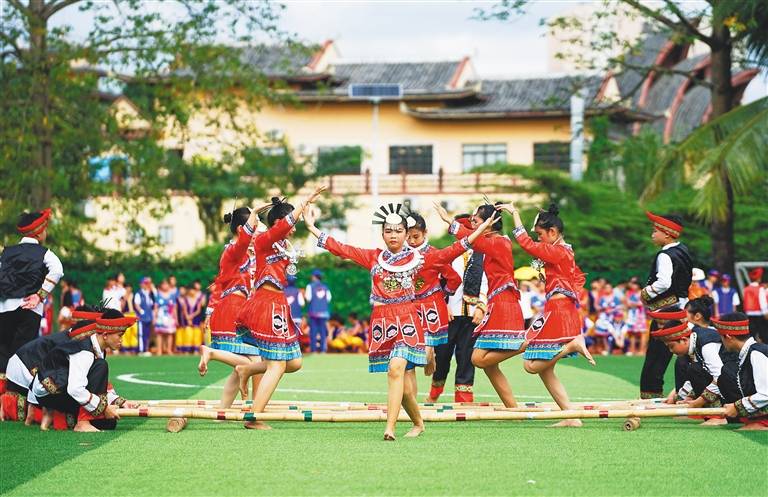 日前,保亭黎族苗族自治县保亭中学举行竹竿舞比赛,该校学生身穿民族