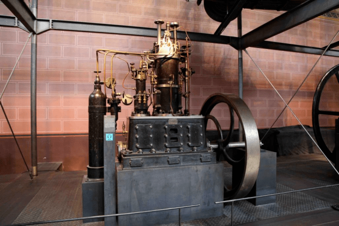 1892年迪塞尔发明的内燃机