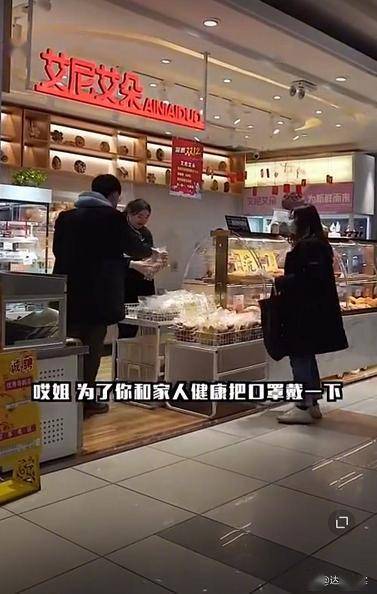 路人口罩蛋糕_戴口罩的路人照片