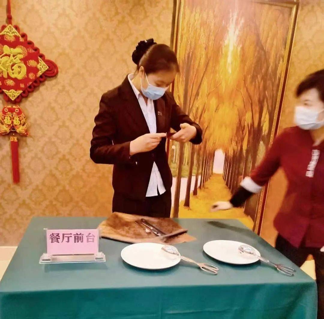 中卫优派莱斯酒店:岗位场景模拟实操 ,强化规范服务过程 .