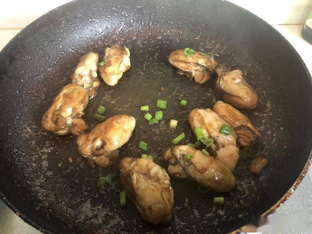怎么开生蚝最容易最快 97e81202a51e438085d2f0e18ce647b0.jpeg