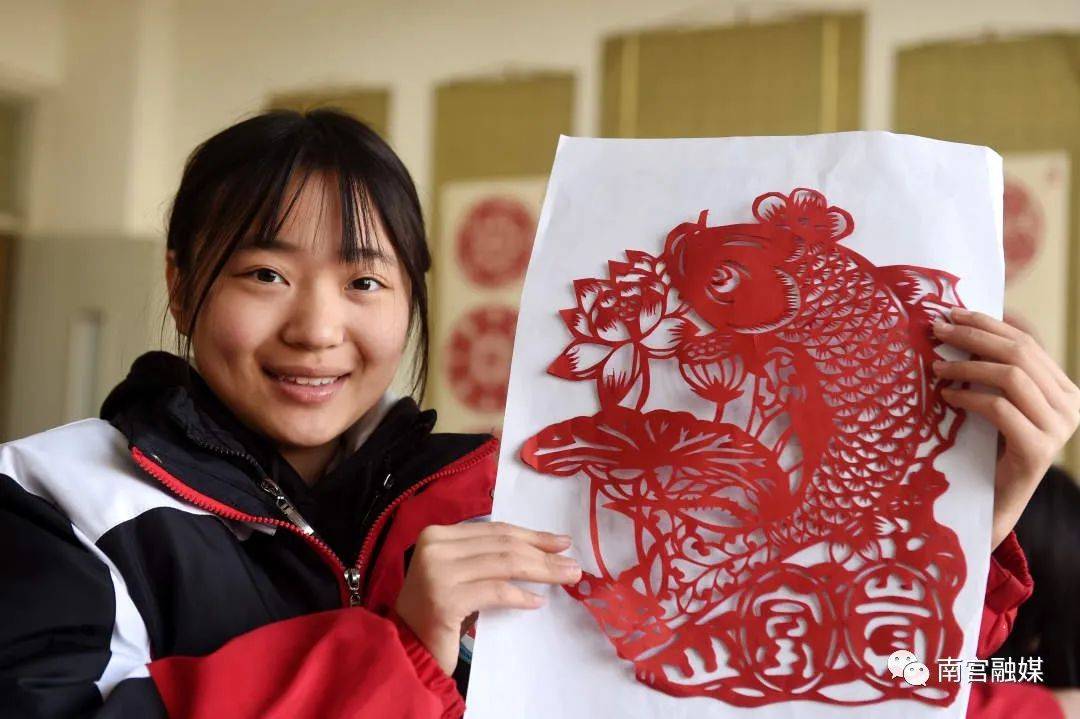 近日,河北省南宫市职教中心学生在展示她们制作的剪纸.