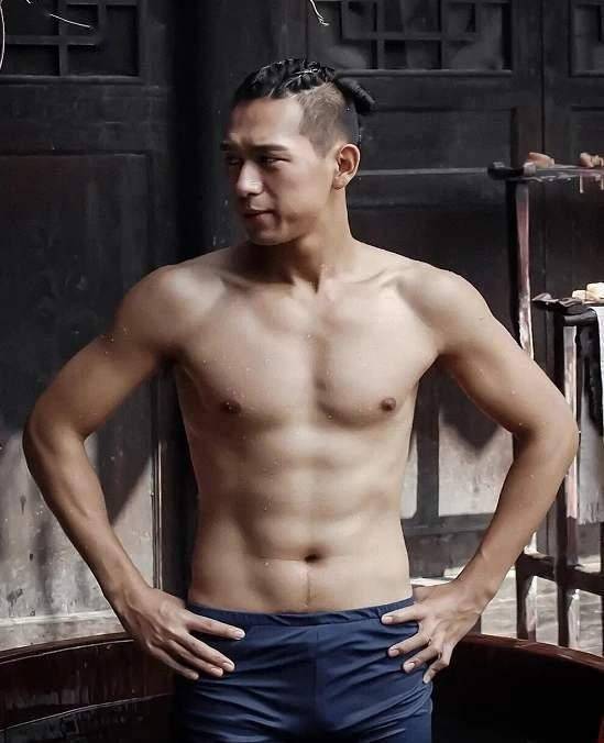 发福了的彭昱畅,都快要成为内地最爱秀腹肌男演员了