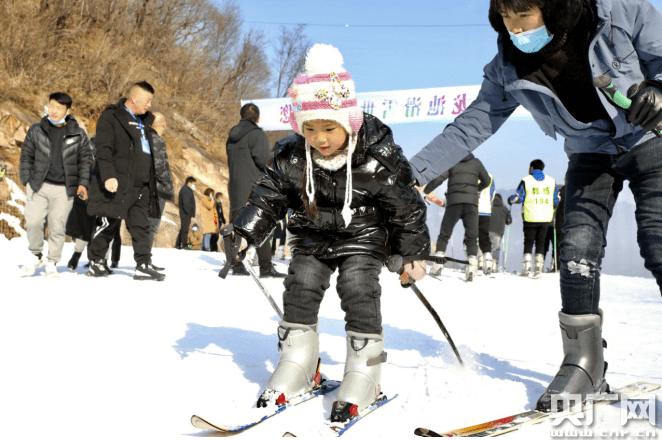 以雪为媒 河南鲁山天龙池高山滑雪带热当地冬季游