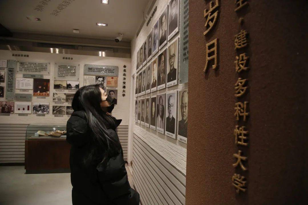 2020年12月18日交大附小青年党团员教师走进北京交通大学校史馆,开展