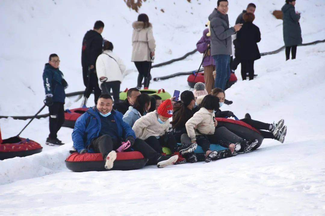 热雪沸腾卧龙湾冰雪乐园开园迎客