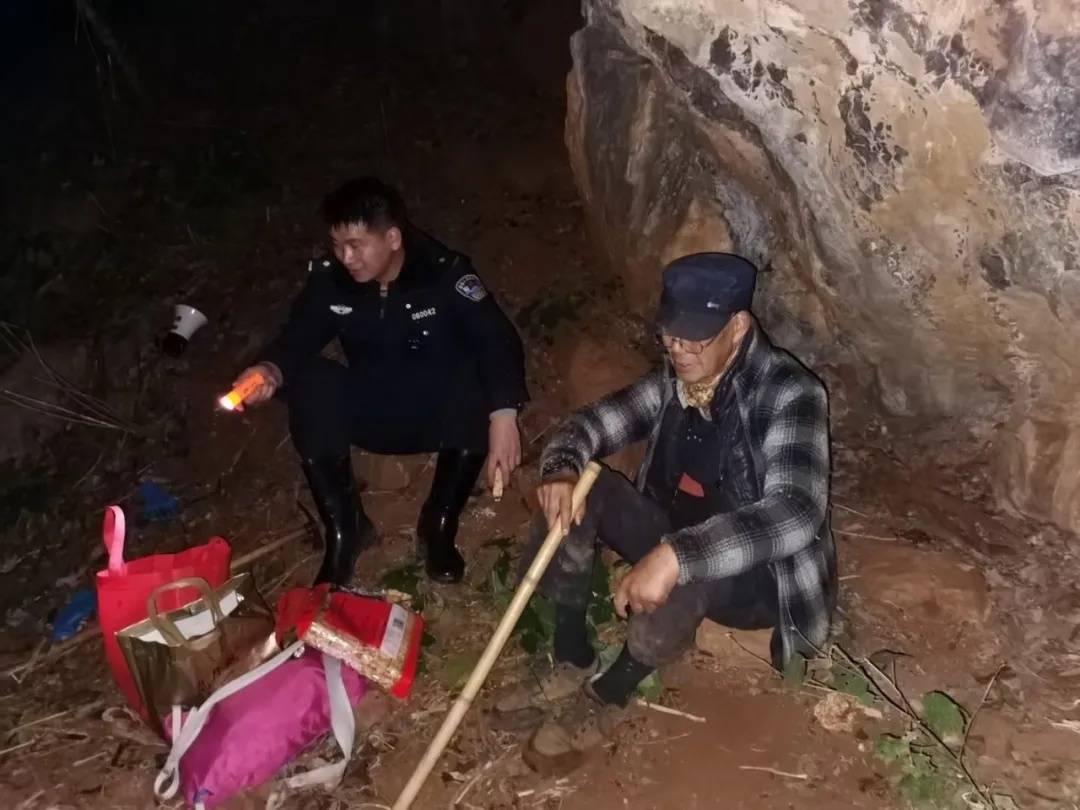 上海86岁“驴友”被困云南深山 ，找到时身体虚