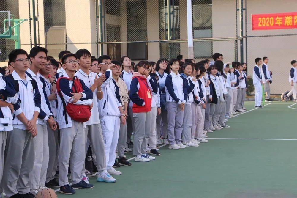 杨锡鸿校长,李赛娥副校长,郑敏生副校长,吴纯娟副校长分别为获奖班级