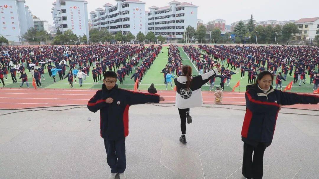 【梦飞翔的地方】校长带头唱校歌 师生精心练校操——新化三中第十三