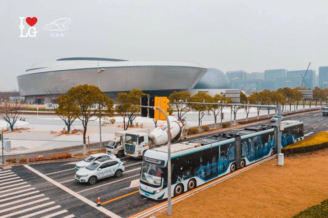 实景临港新片区中运量t1示范线上路试运营