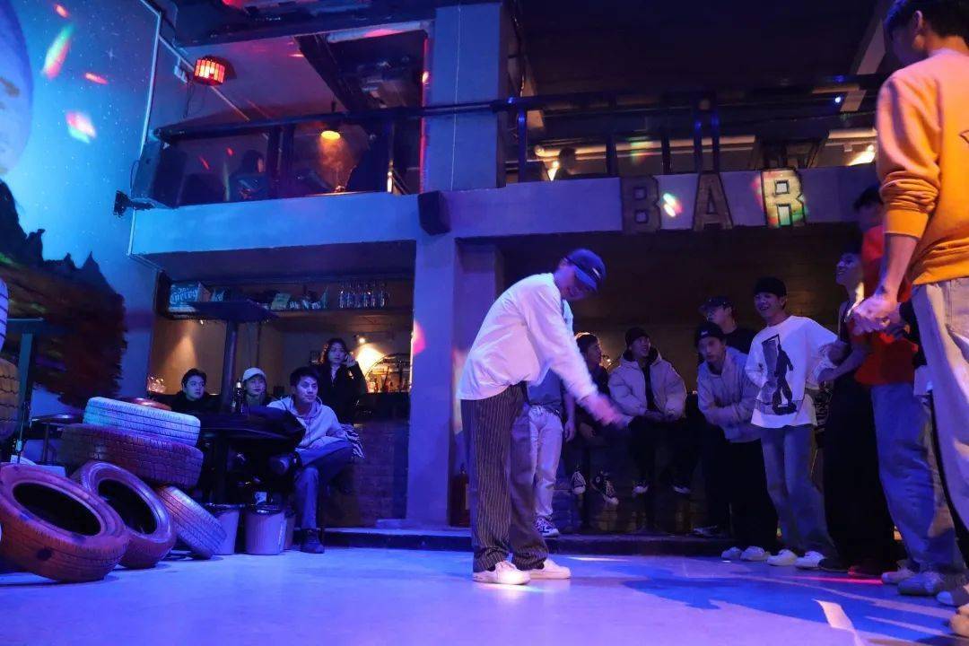 武鸣首家hiphop主题酒吧不服就battle