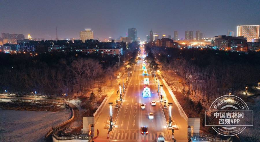 在自由大路,私家车为了不影响花车行进队形,默默的在车队后方跟随.