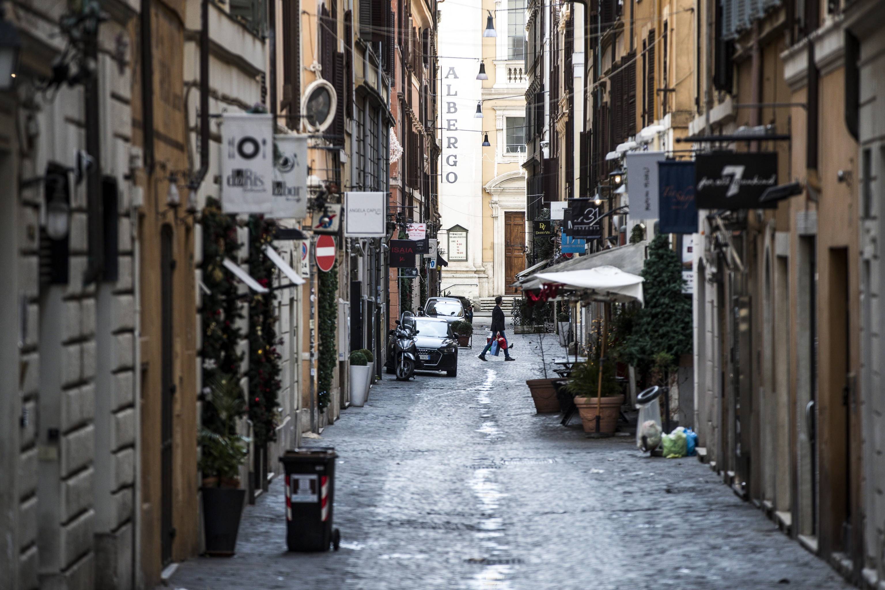这是12月25日在意大利罗马拍摄的空旷的街道.