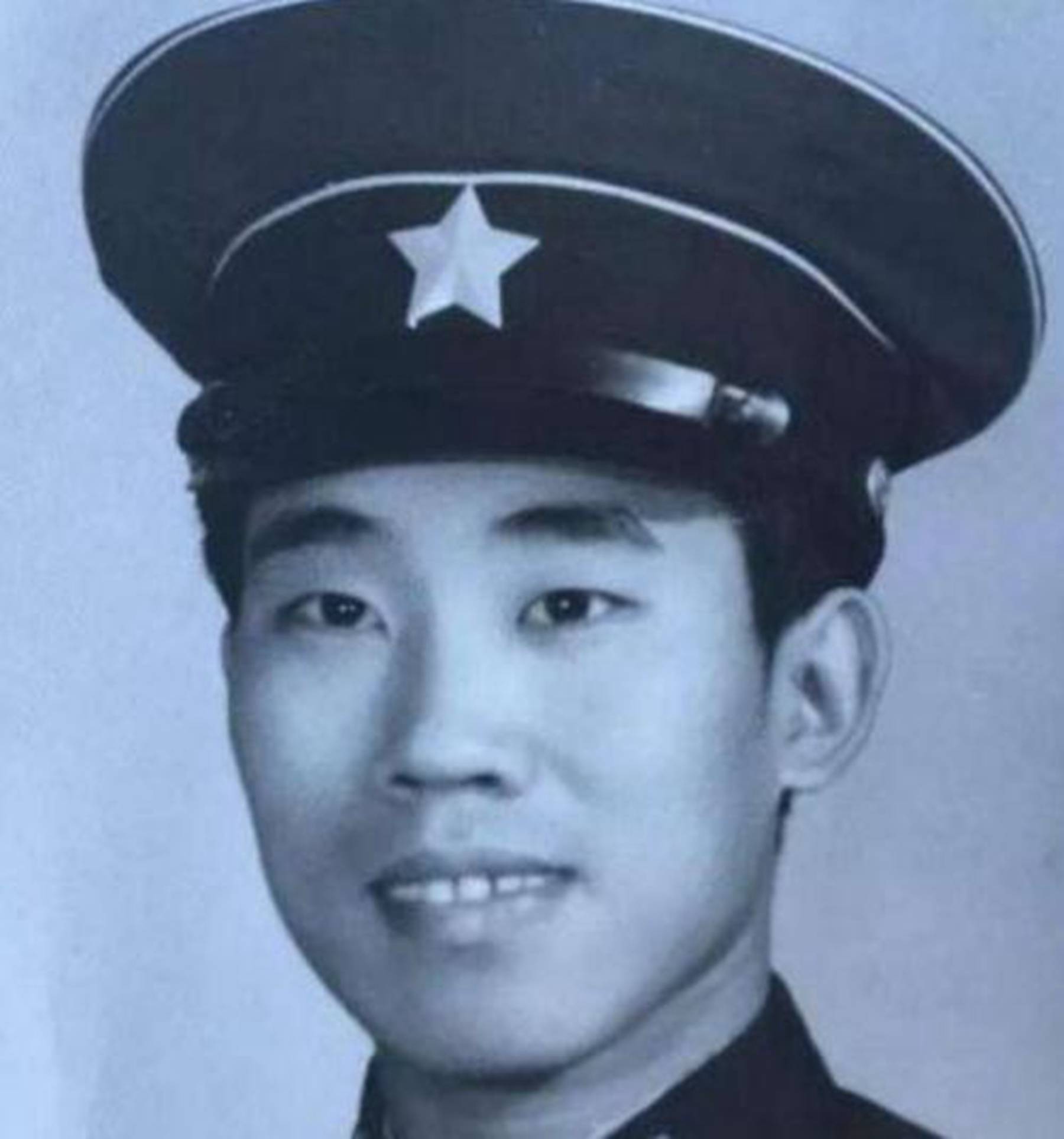 杜旭东的"歪嘴"并不是天生就是这样的,据说是因为小时候太调皮了,不