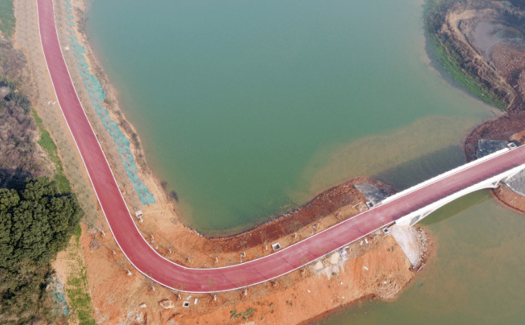 环赛城湖南岸绿道项目以自然景观为依托,规划在近岸水域铺设绿道