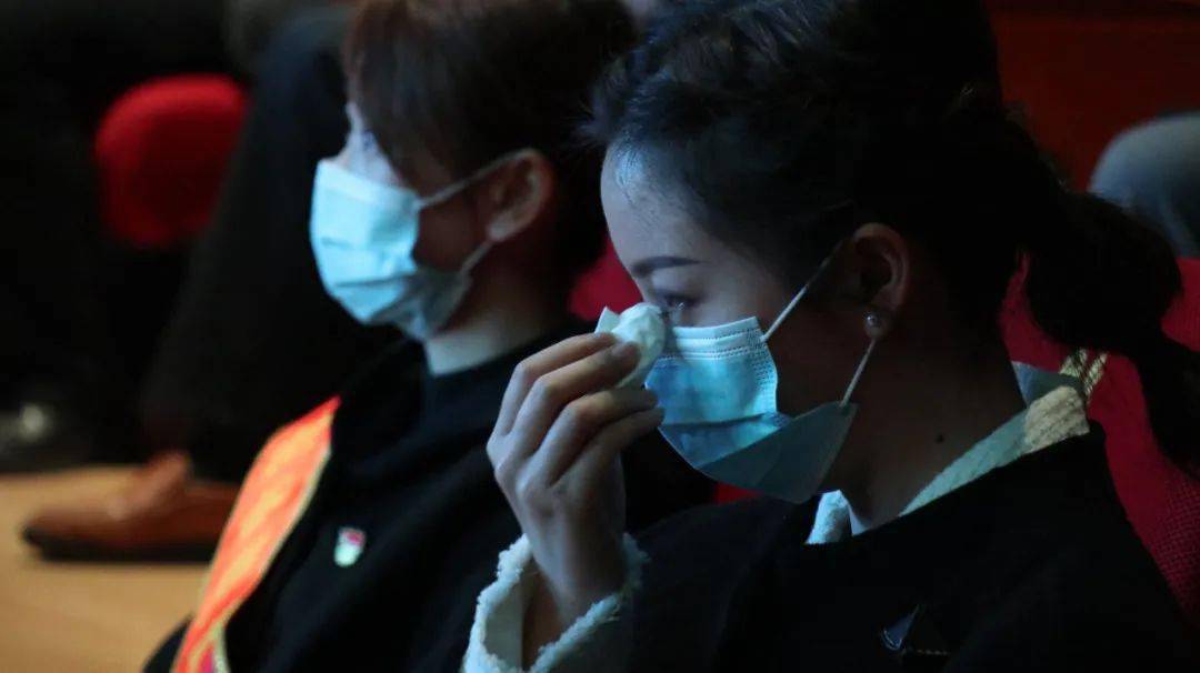 一群人在恩施州文化中心大剧院,感动得泪流满面