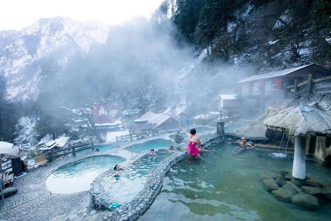 到二号营地的泡温泉是海螺沟旅游的经典项目