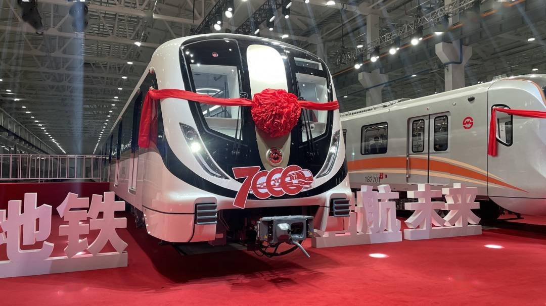 上海地铁 18 号线一期全自动驾驶线路开通,总列车数 7000 辆位居世界