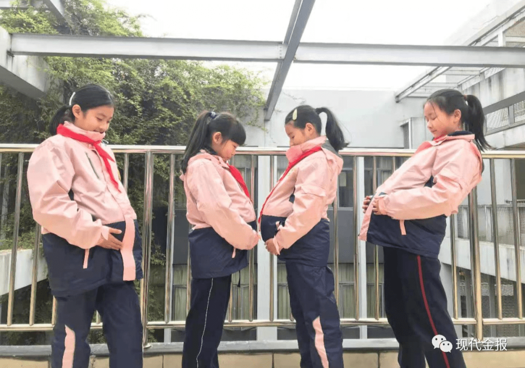 天了噜!宁波这所学校的学生挺着"大肚子"去上学,发生了啥.