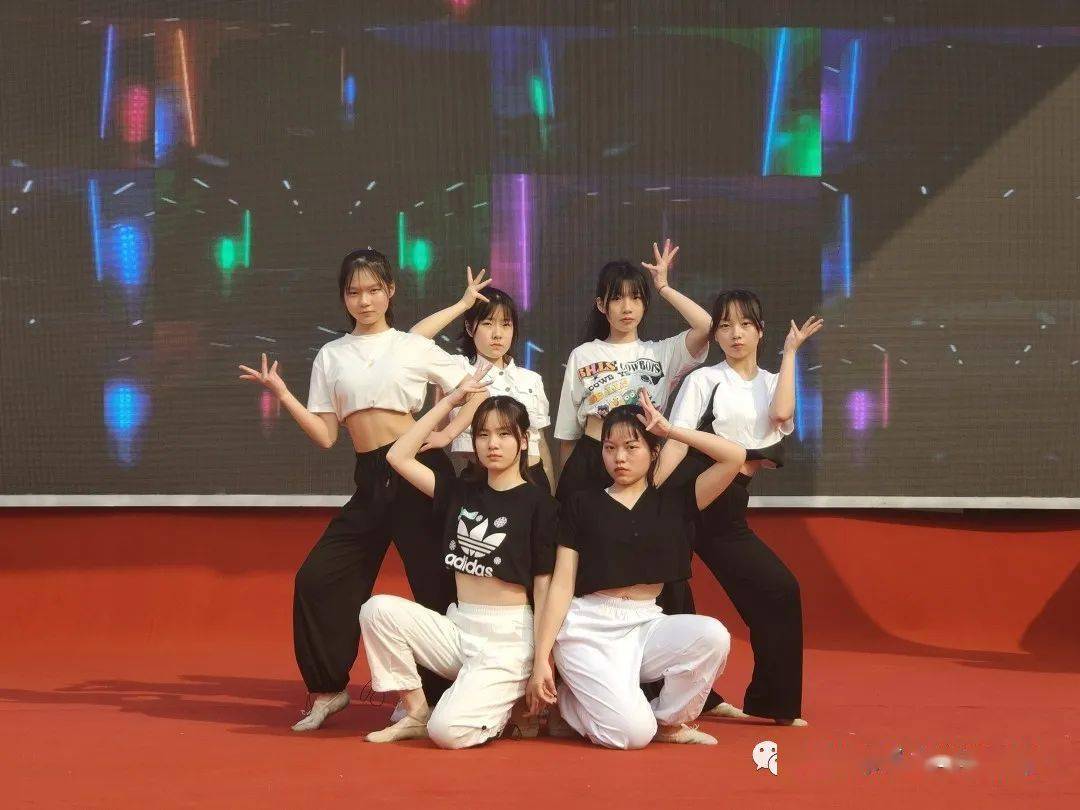 班 李诗琪 《给电影人的情书》高一(11)班江紫林 《小幸运》高一(7)班