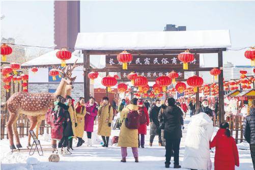长春市民宿民俗商业街吸引了众多市民.