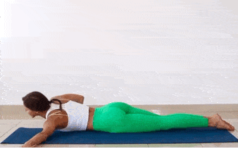 保持简易坐坐姿 吸气,双手于后背十指相扣 胸腔打开,呼气身体前屈 额