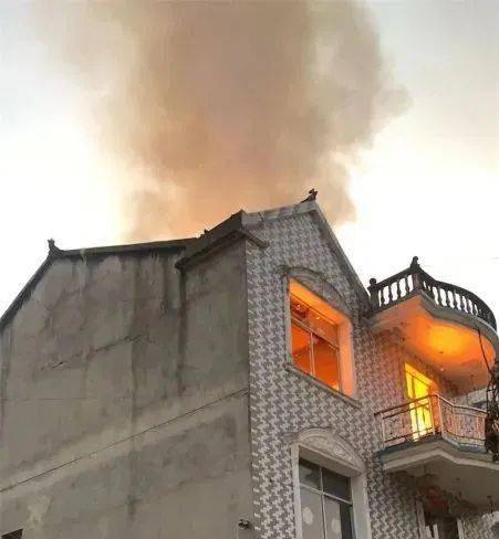「宿松火灾」【视频】宿松二郎一村民的房子因用火不慎而起火