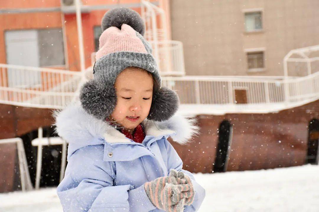 四季轮回是大自然的馈赠,孩子们和老师,小朋友一起,感受冬日的奇妙与