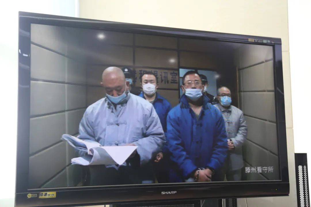 由滕州法院3名法官与4名人民陪审员共7人依法组成合议庭,院长高键担任