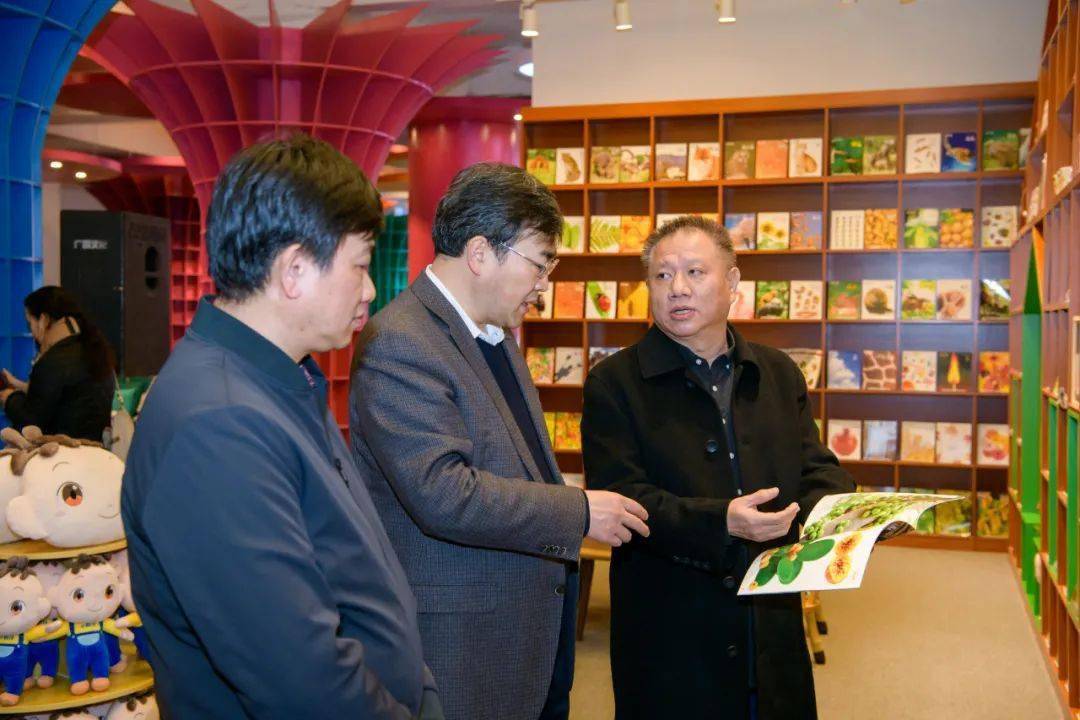 人民教育出版社党委书记社长黄强参观接力出版社原创精品展