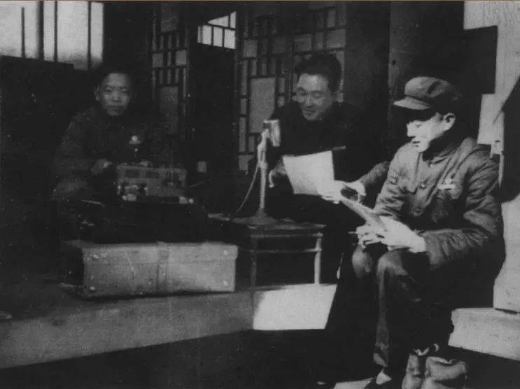 1953年中央人民广播电台播音员齐越在朝鲜前线录制节目.