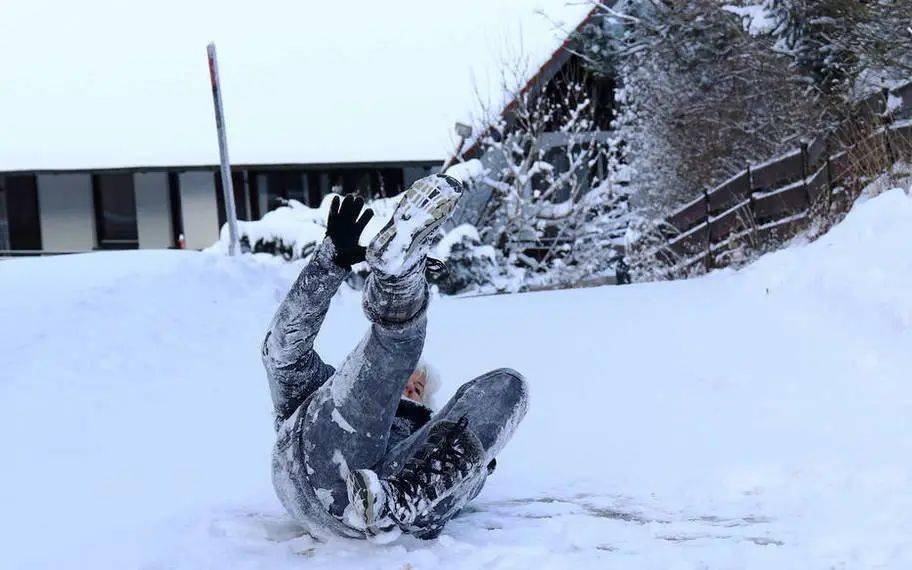 暴雪,寒潮,大风全面上线!这份冰雪天防摔宝典请收好