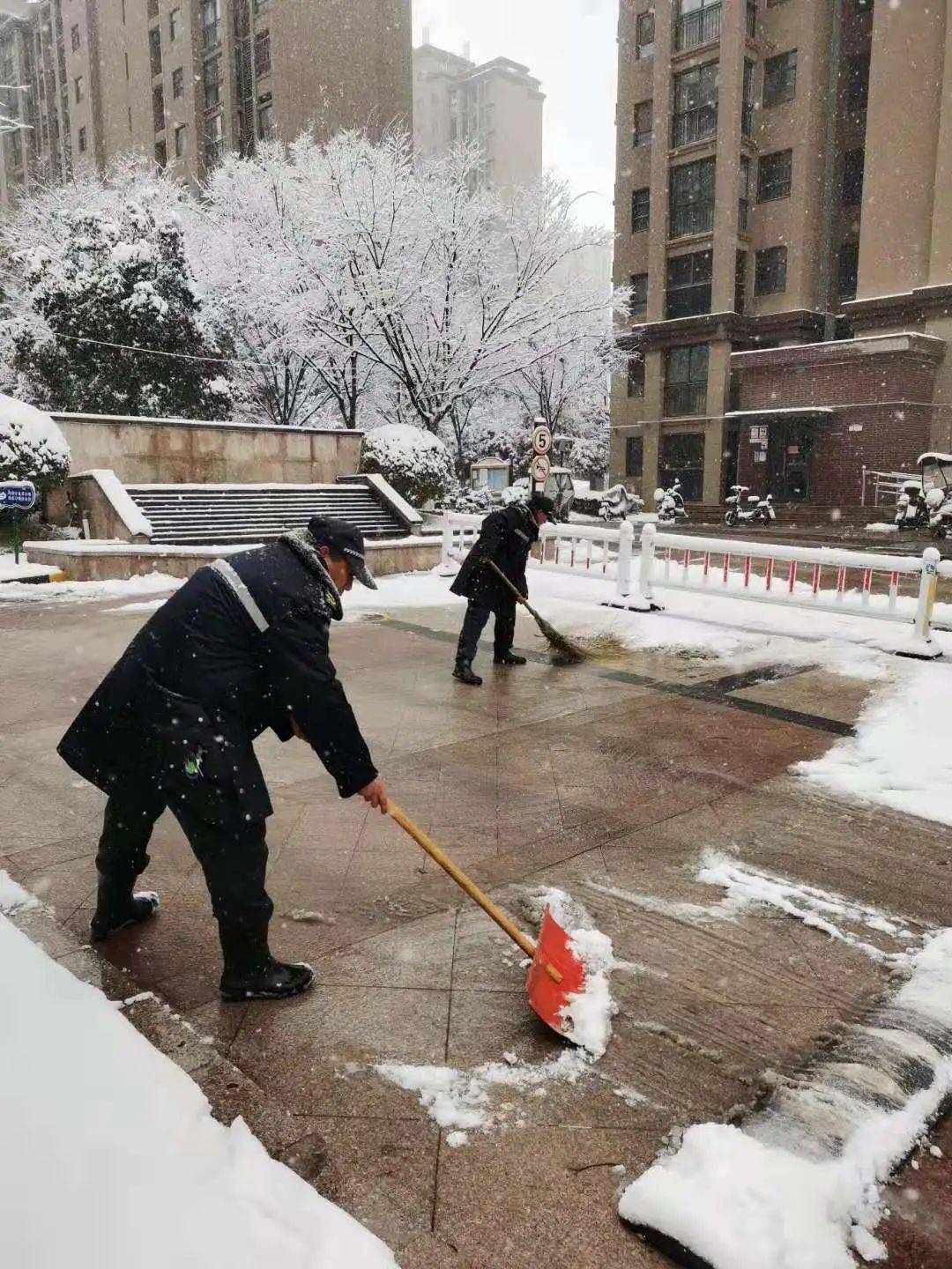 风雪弥漫下,物业扫雪时!