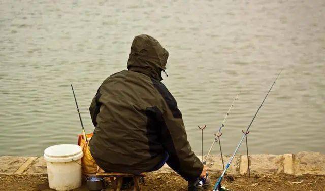 小鱼怎么钓才会咬钩 ed6efe448bb84a27bdda67a2d168f46b.jpeg