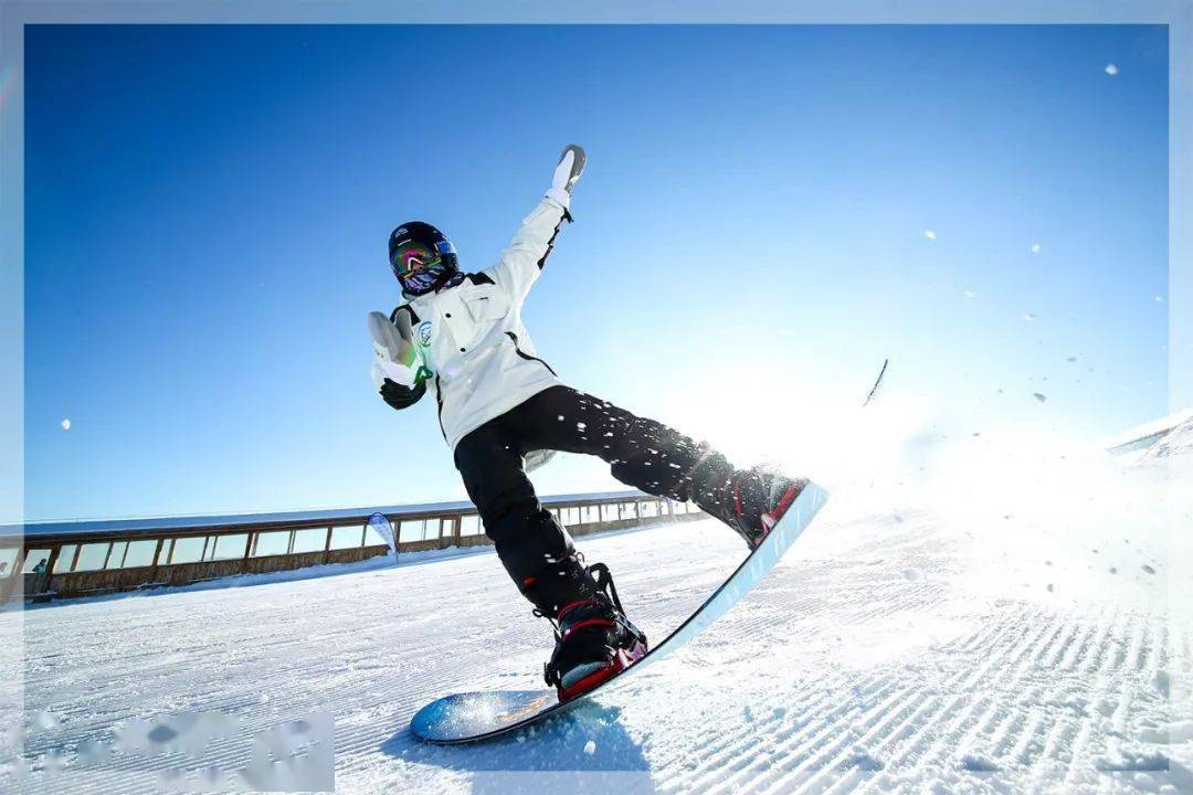 在平凡的生活里来一场滑雪来充实身心,从头到脚认真穿戴好雪服雪具,就