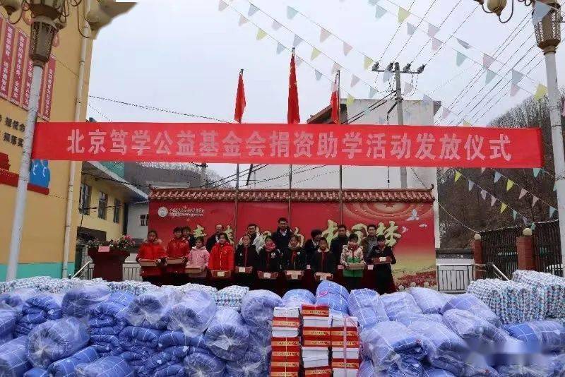 花瓶子镇人口_瓶子素描(2)