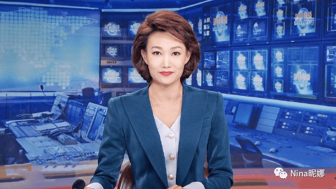 李梓萌美到央视跨年晚会,穿西装裙系金腰带,卷发背头自带柔光