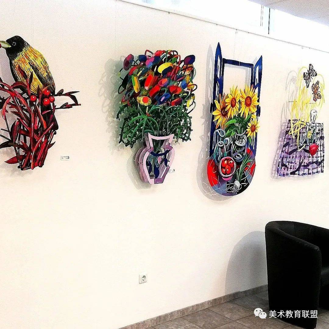 他把雕塑像绘画作品一样陈列于墙面上,给人新颖又充满立体感.