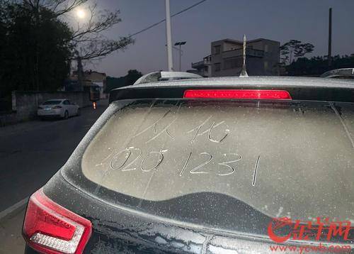 广州从化吕田吕东路,停在路边的小车车玻璃结霜,可以"写字作画"