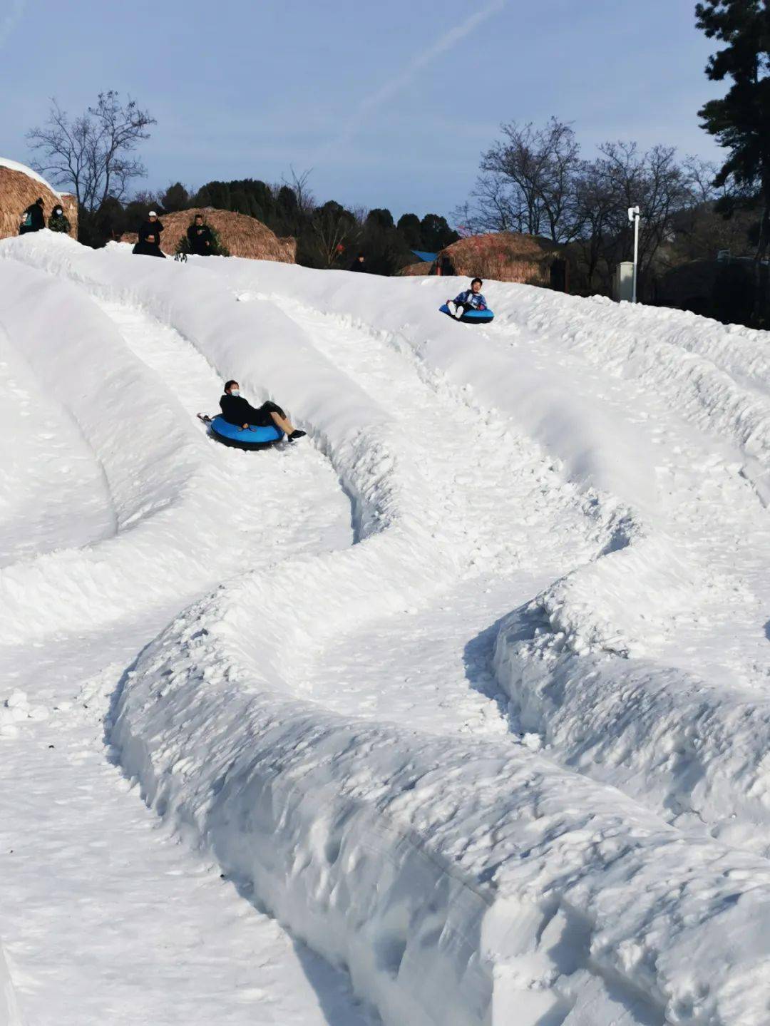 在济南跑马岭我把孩子摔下了滑雪车