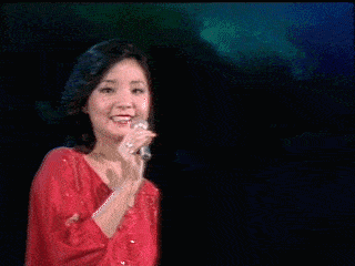 只有那夜来香 吐露着芬芳 许多年前 一代人被她的甜美歌声深深陶醉 当