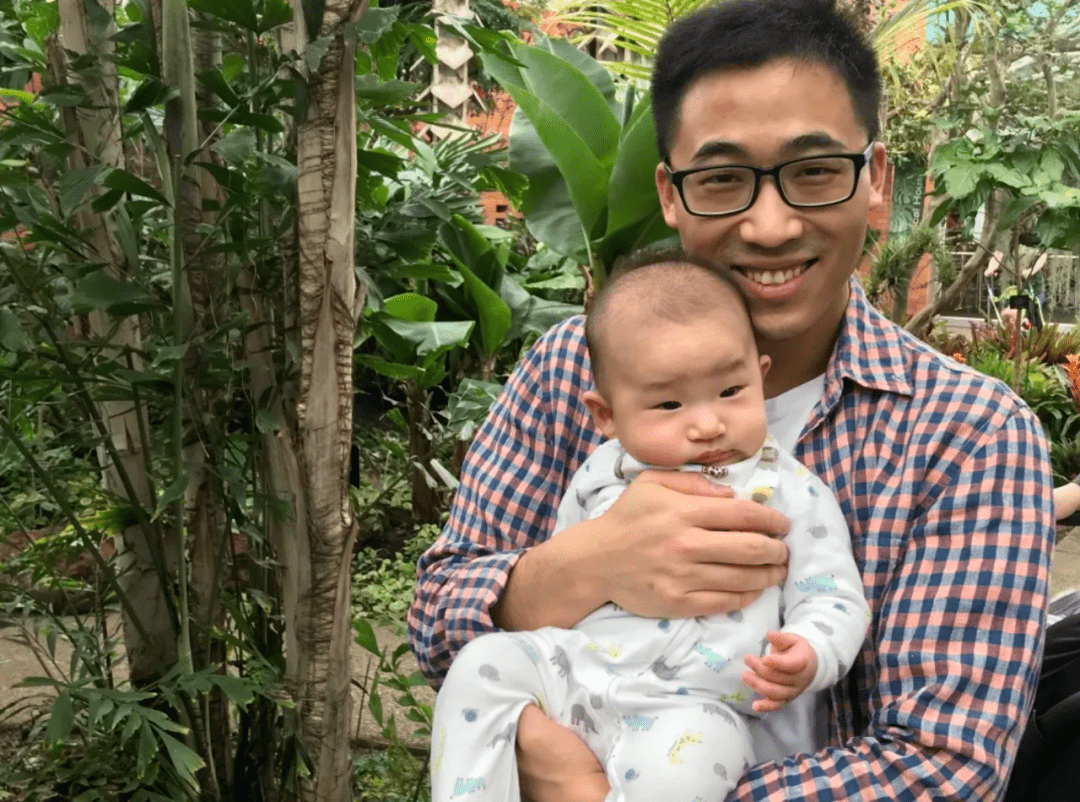 郑挺与宝宝脱下白大褂的另一面郑挺如此描述自己：“脱下白大褂，我是一