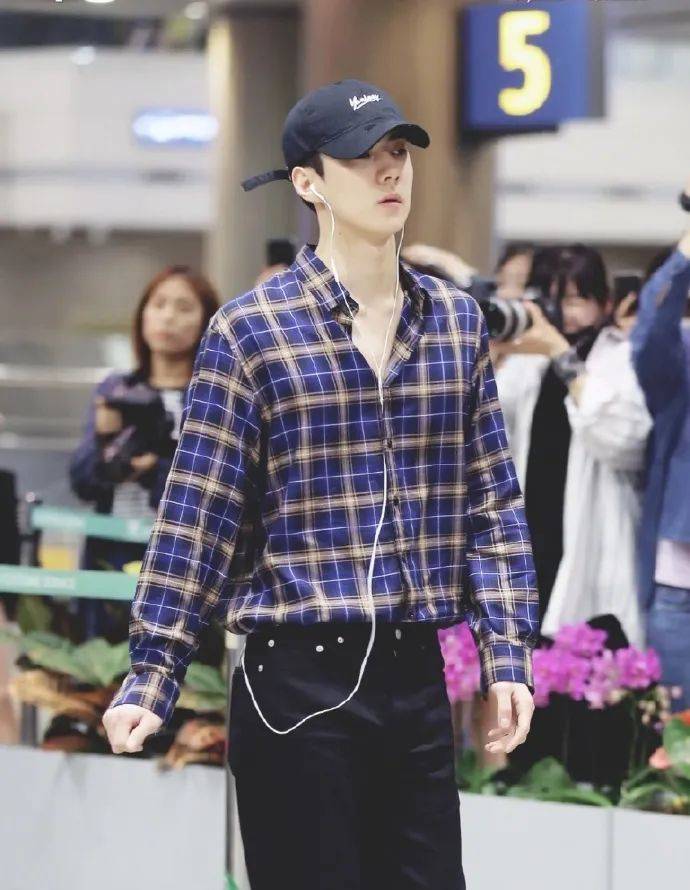 吴世勋私下也很常戴帽子出现,尤其