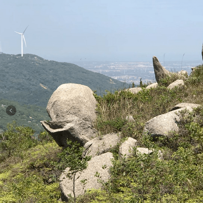 在周田镇"百花尖"东侧高山悬崖边上,两块造型奇特的石头勾画出一幅