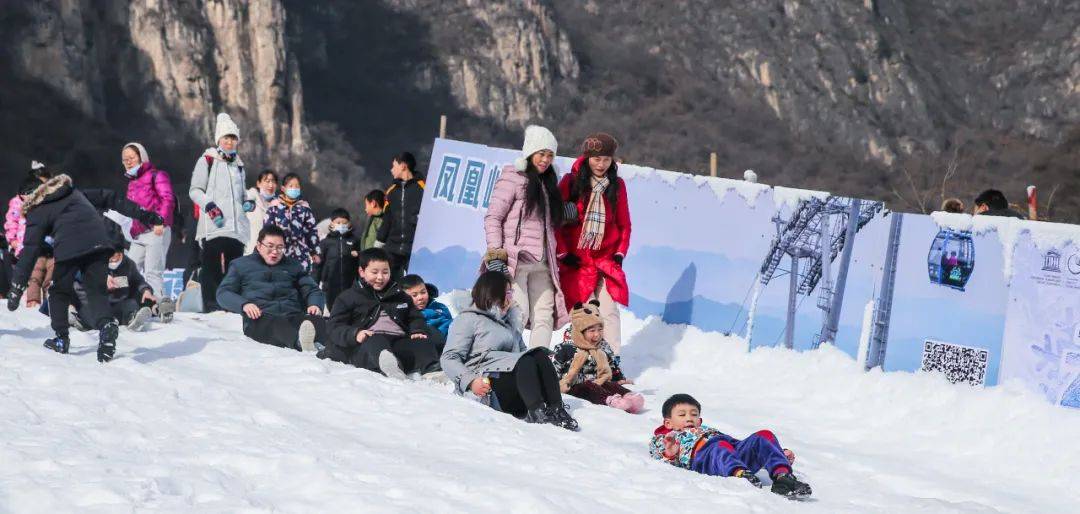 云台山景区迎来客流高峰 壮观冰瀑群,万平滑雪场,缤纷表演 云台山冰雪