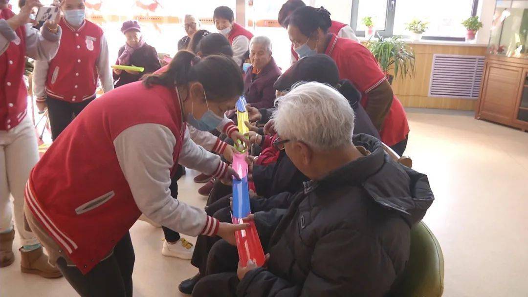 日间照料中心组织了 形式多样的娱乐活动 与老人们一起欢度节日 在北