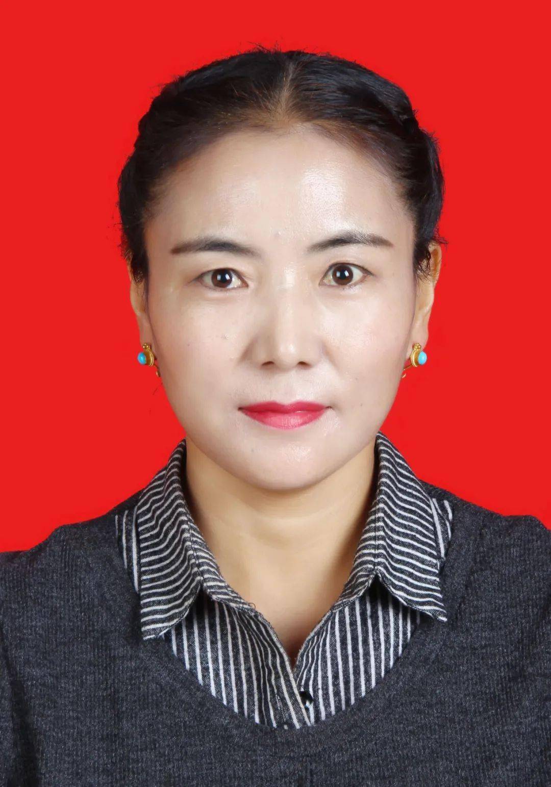 出生地甘肃玛曲,省委党校大学学历,现任玛曲县人民政府副县长,拟任县