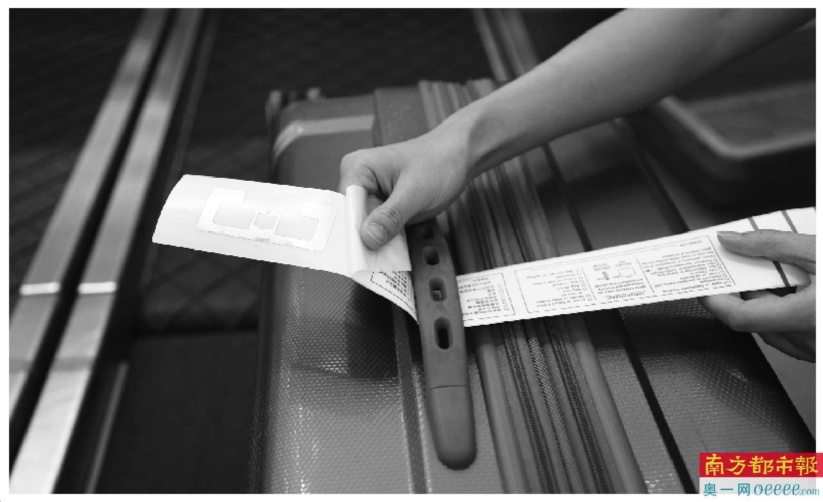 旅客通过扫描行李牌条形码,可掌握托运行李轨迹.
