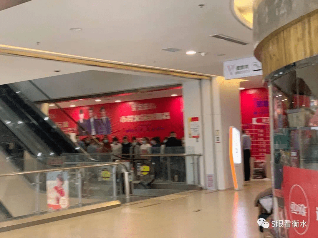 贤合庄怡然城店位于五楼东头电梯旁 餐厅人员已就位 海底捞衡水怡然城